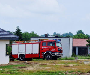 Ogień został szybko opanowany przez strażaków i nie zagroził pobliskim budynkom, jednak zdarzenie zakończyło się dramatycznie dla jednego z mężczyzn przebywających na miejscu