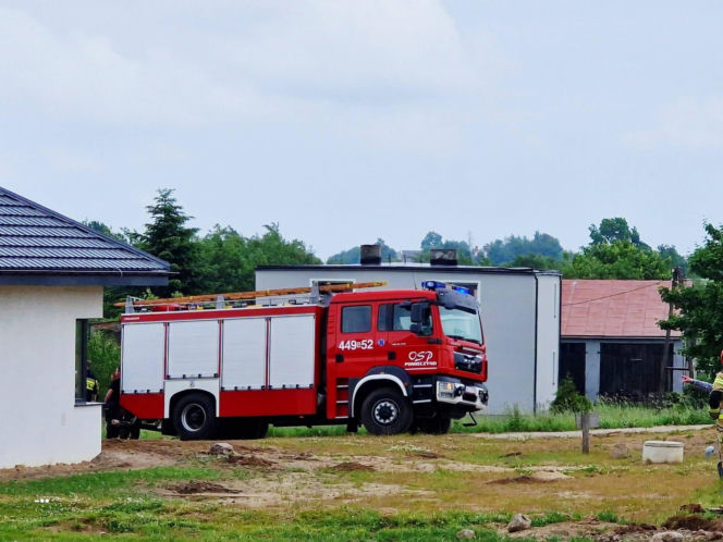 Ogień został szybko opanowany przez strażaków i nie zagroził pobliskim budynkom, jednak zdarzenie zakończyło się dramatycznie dla jednego z mężczyzn przebywających na miejscu