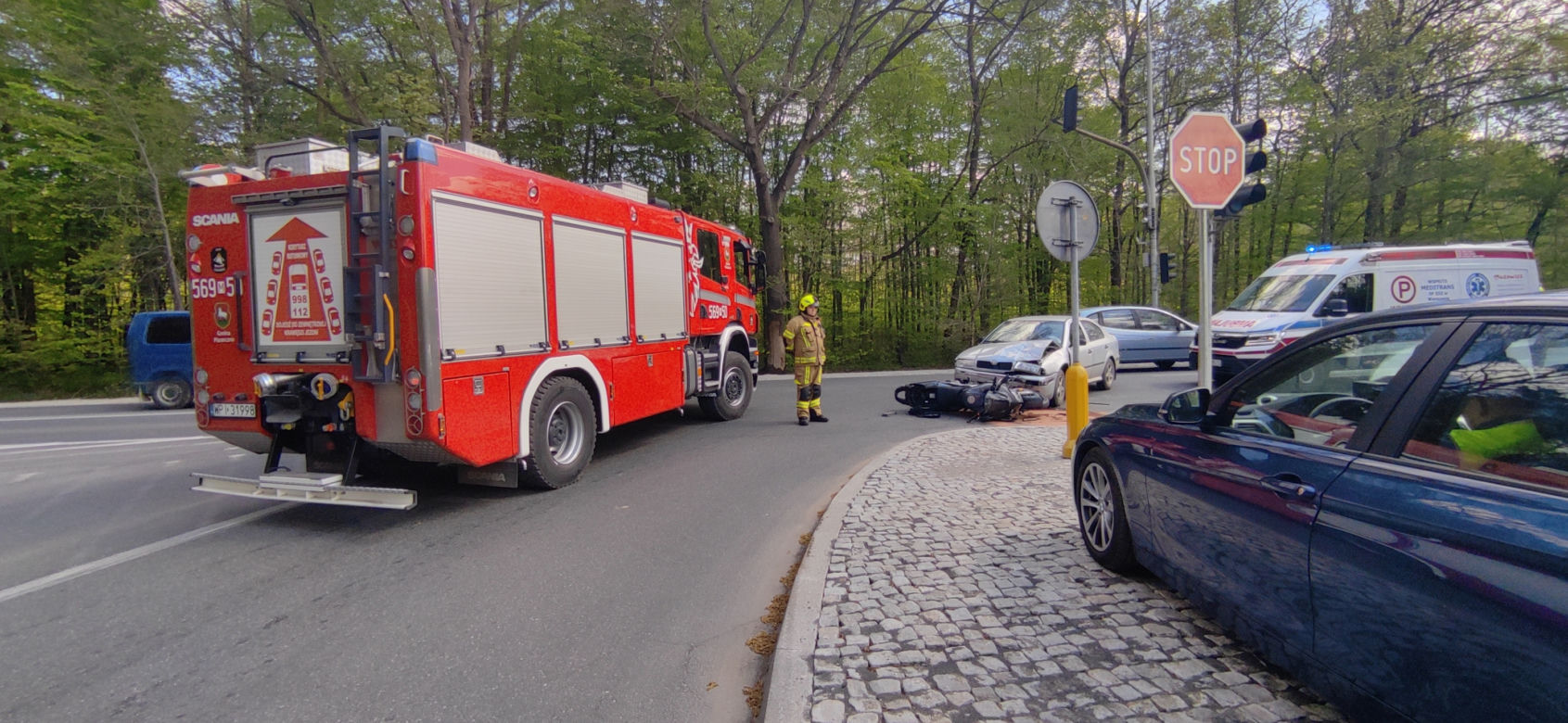 Poważny wypadek nieopodal Warszawy. Motocyklista runął na ziemię po zderzeniu z autem