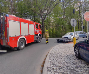 Poważny wypadek nieopodal Warszawy. Motocyklista runął na ziemię po zderzeniu z autem