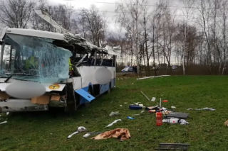 Autobus z dziećmi uderzył w drzewo! Silny powiew wiatru mógł doprowadzić do tragedii - WIDEO