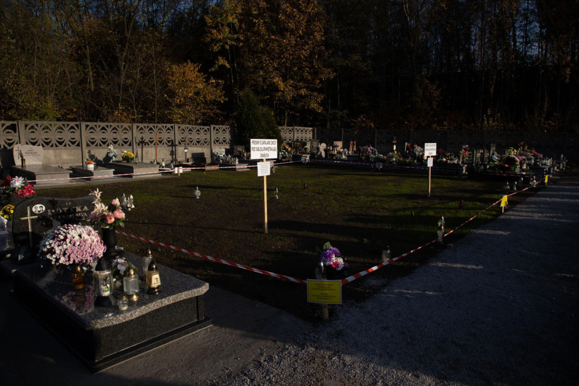 Cmentarz w Trzebini na którym zapadlisko pochłonęło groby, został otwarty na Wszystkich Świętych