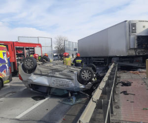 Zderzenie ciężarówki z osobówką na DK 94. Są ranni i utrudnienia