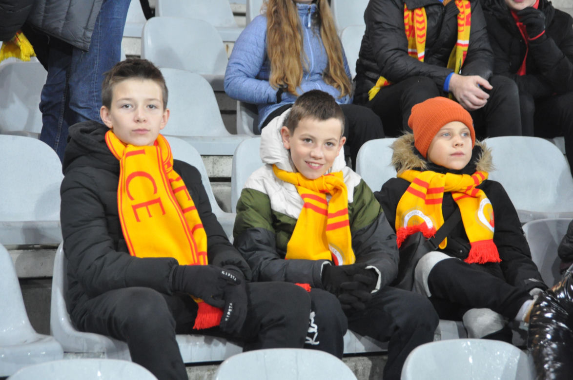 Żółto-czerwono na Suzuki Arenie! Zdjęcia kibiców na meczu Korona Kielce - Jagiellonia Białystok