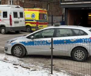 Na klatce schodowej znaleziono zwłoki mężczyzny. Tajemnicza śmierć w starej kamienicy