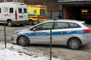 Na klatce schodowej znaleziono zwłoki mężczyzny. Tajemnicza śmierć w starej kamienicy