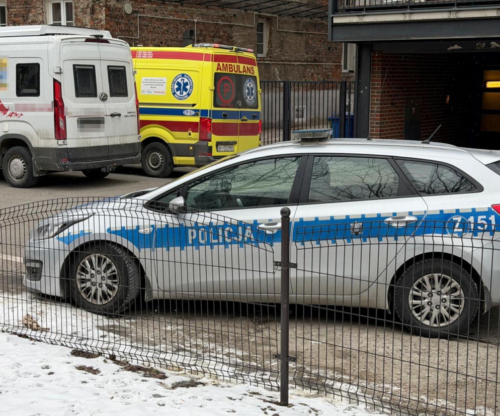Na klatce schodowej znaleziono zwłoki mężczyzny. Tajemnicza śmierć w starej kamienicy