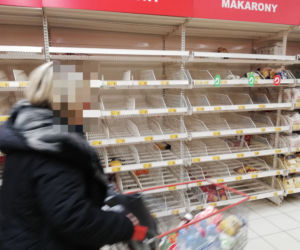 Koronawirus. Bydgoszczanie szturmują sklepy! Z półek znika żywność 