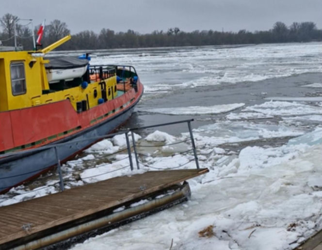 Lodołamacze na Wiśle w Toruniu. Trwa akcja kruszenia lodu