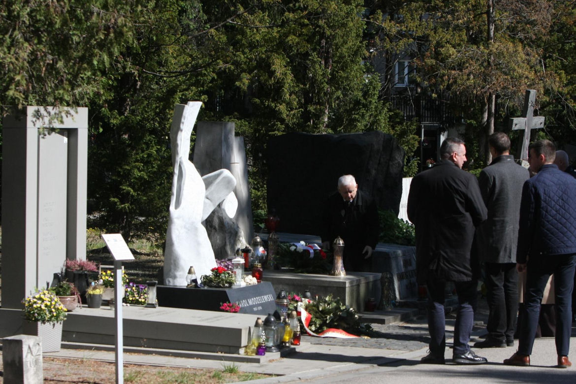 Jarosław Kaczyński na cmentarzu nie był sam. Pewna kobieta nie odstępowała go na krok
