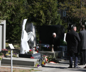 Jarosław Kaczyński na cmentarzu nie był sam. Pewna kobieta nie odstępowała go na krok