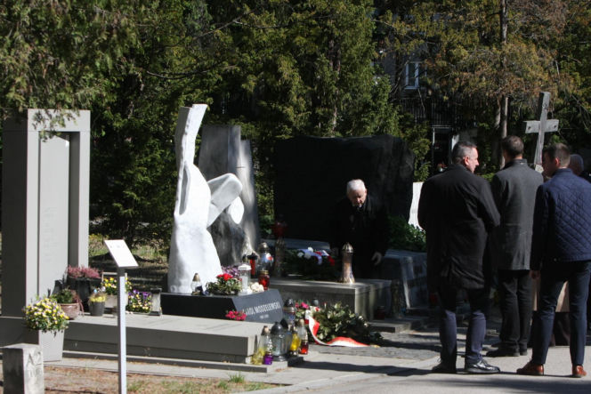 Jarosław Kaczyński na cmentarzu nie był sam. Pewna kobieta nie odstępowała go na krok