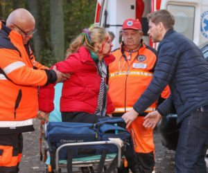 Na Wspólnej, odcinek 3389: Daria (Patrycja Topajew), Tadeusiak (Dariusz Wnuk), ratownicy