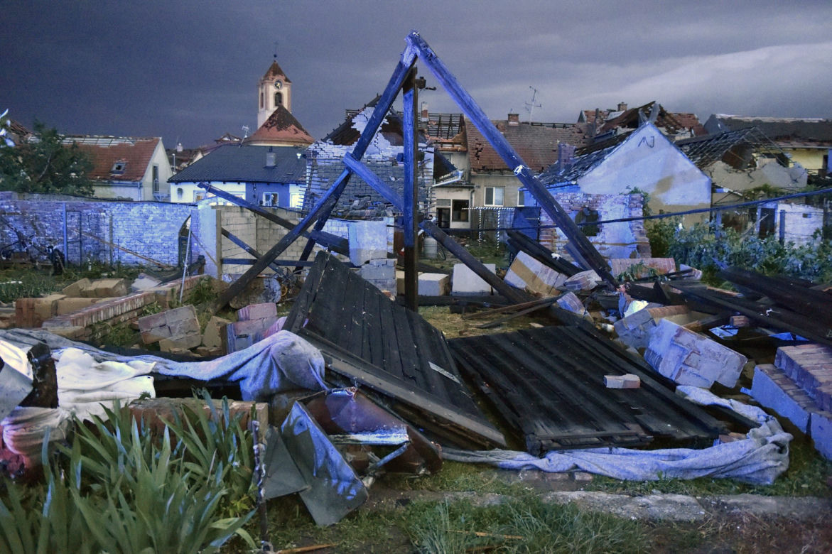 Tornado zdemolowało Czechy! Setki rannych i zniszczonych domów. Zdjęcia szokują