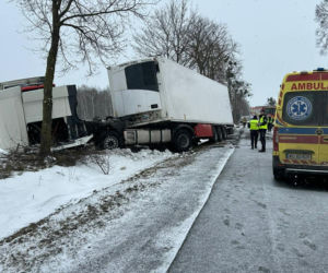 Ciężarówka zderzyła się z autem osobowym na Mazowszu. Jedna osoba nie żyje
