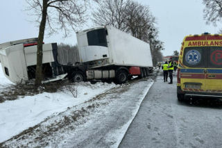 Dramat na drodze krajowej nr 57. 75-letni kierowca zginął w przydrożnym rowie