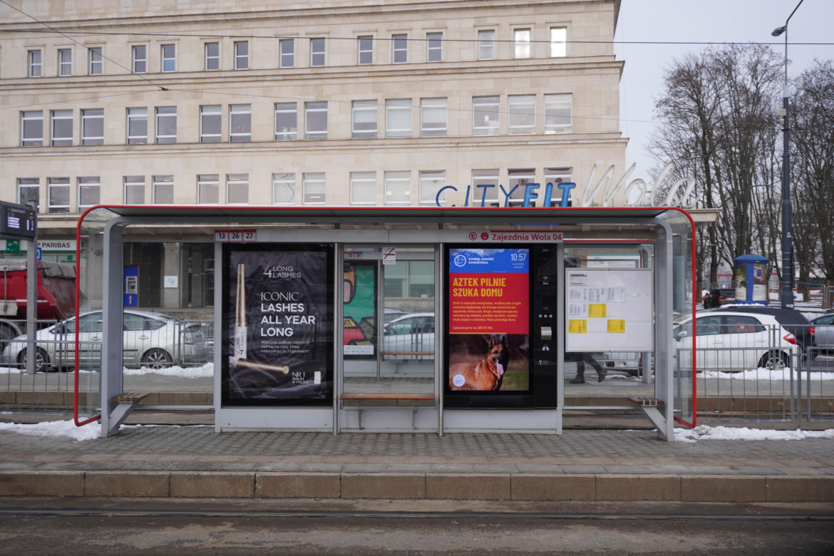 Nowoczesny przystanek Digital Citylighty na warszawskiej Woli