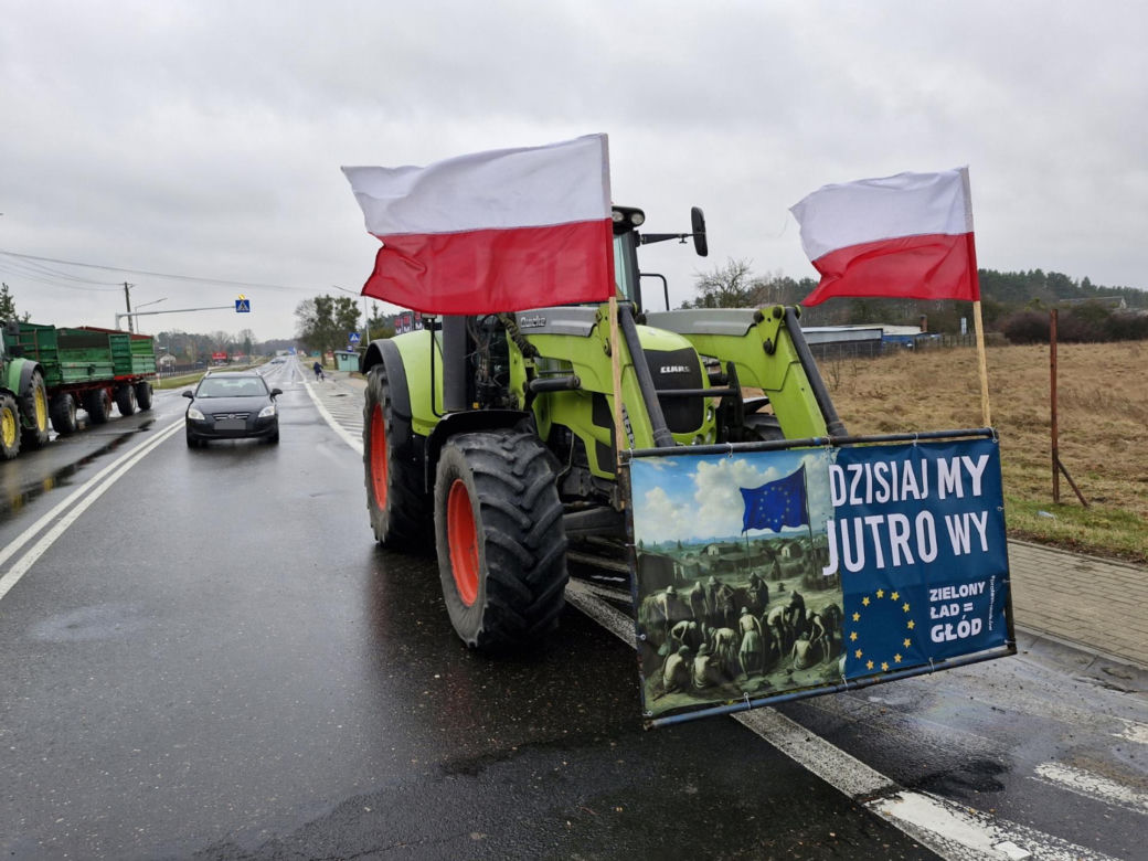 Rolnicy nie przepuścili chorego na serce dziennikarza przez blokadę
