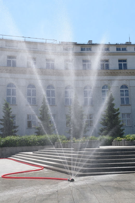 W Warszawie stanęły kurtyny wodne. Warszawiacy walczą z upałem