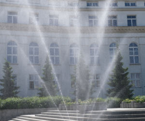 W Warszawie stanęły kurtyny wodne. Warszawiacy walczą z upałem