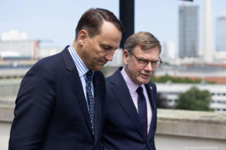 Radosław Sikorski w Berlinie o trudnej historii. Czy po 35 latach współpracy Polska i Niemcy przełamią podziały?