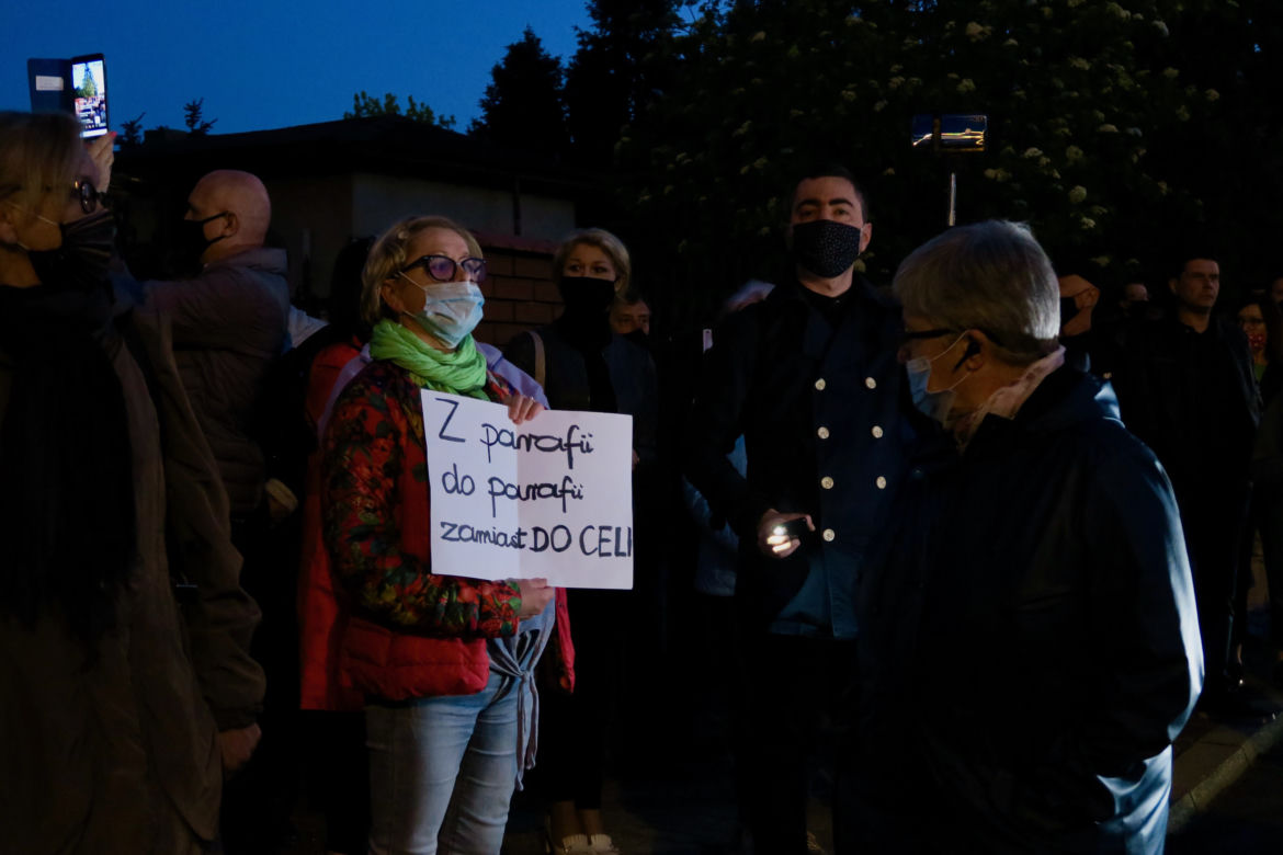 Manifestacja przed kaliską kurią diecezjalną. Kaliszanie oburzeni zachowaniem biskupa Janiaka