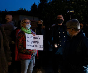 Manifestacja przed kaliską kurią diecezjalną. Kaliszanie oburzeni zachowaniem biskupa Janiaka