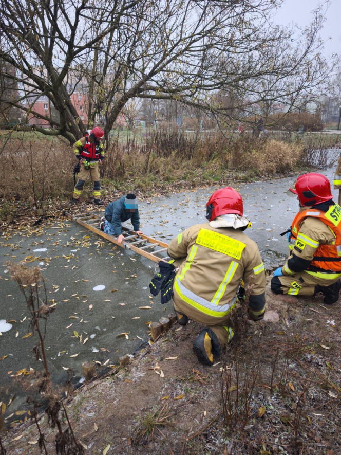 10-latek wszedł na zamarznięte oczko wodne. Tafla zaczęła pękać