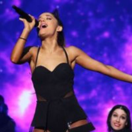  Ariana Grande zaprosiła na scenę poszkodowanych z zamachu W Manchesterze – informacje, premiery teledysków – ESKA.pl
