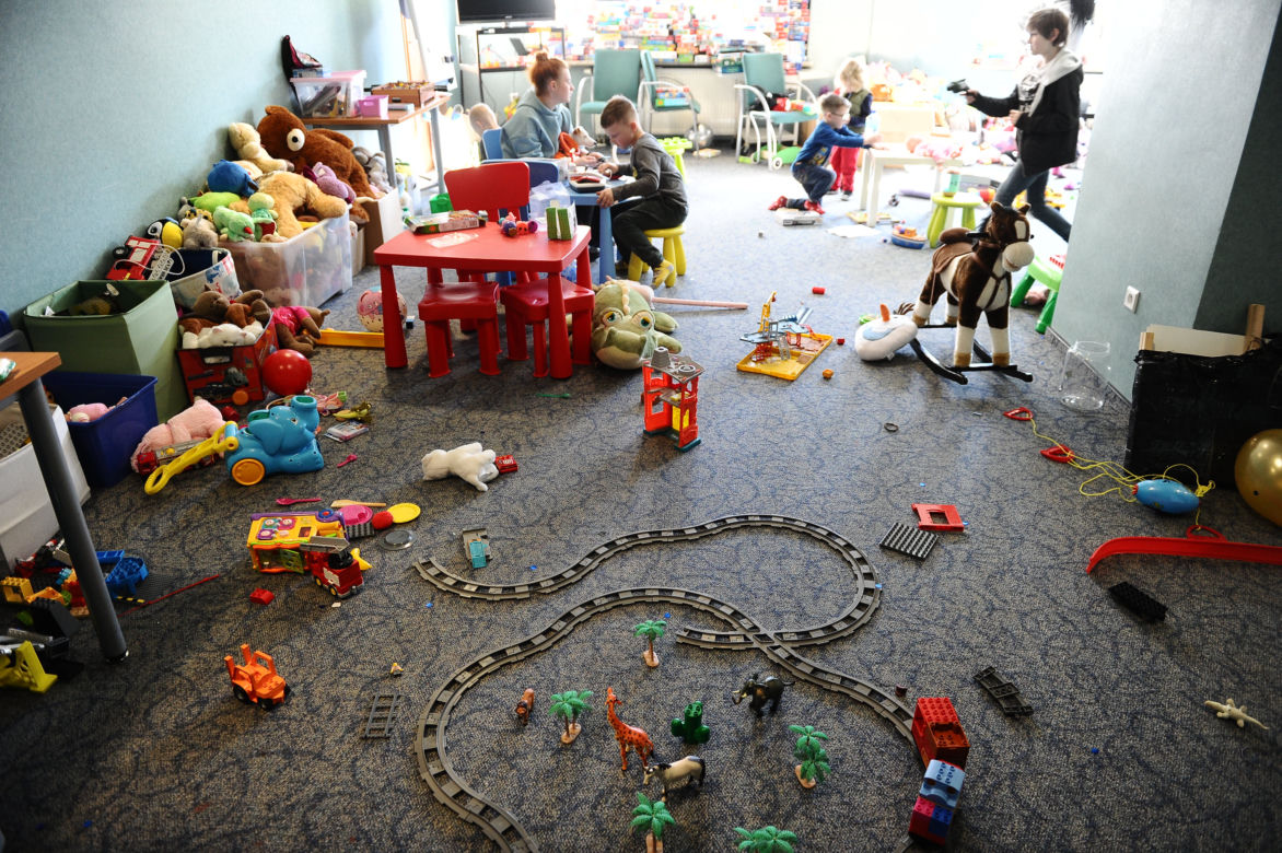 Zostawiła męża na wojnie, uciekła z dziećmi przed rakietami. Matki schroniły się pod Warszawą