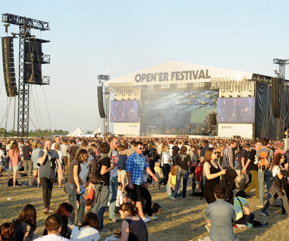 Tłum ludzi na polu przed wielką sceną z napisem Open'er Festival. O nowym ogłoszeniu artystów przeczytasz w Eska.