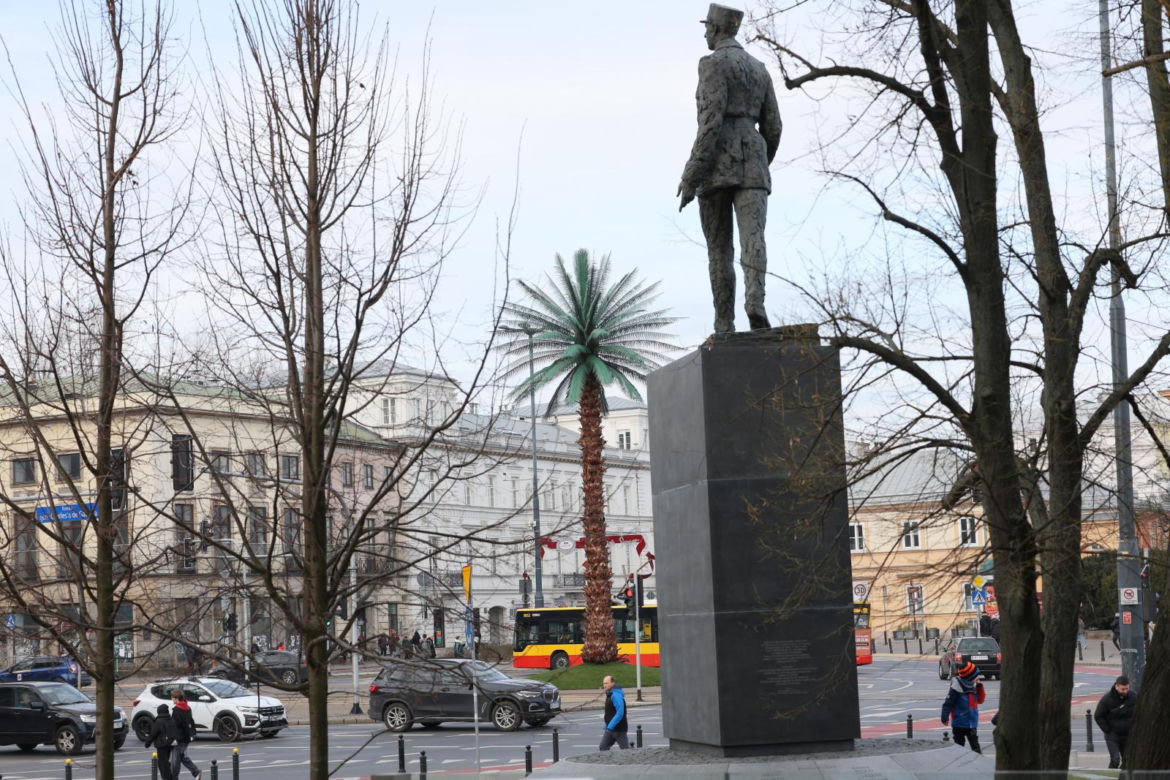 Odmieniona palma na rondzie de Gaulle'a w Warszawie