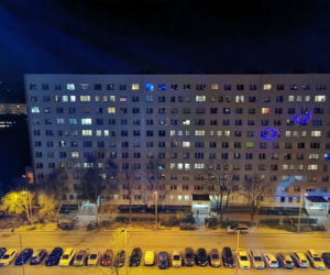 Balkonowe party w czasie epidemii. Oni wiedzą, jak się bawić!