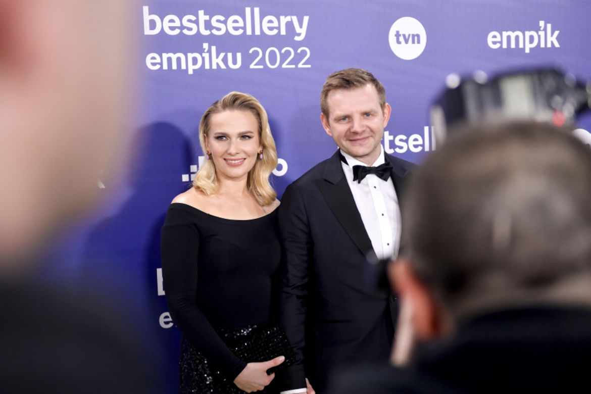 Bestsellery Empiku. Doda kusi dekoltem, Opozda nogą