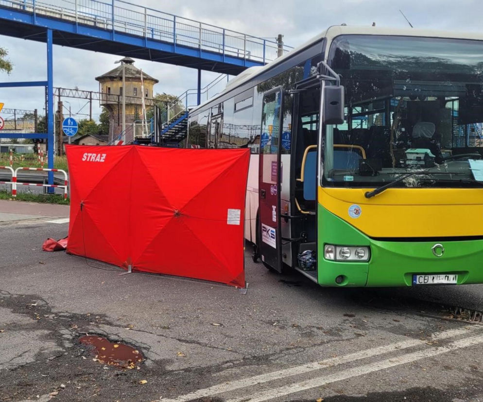 Śmiertelny wypadek w Nakle nad Notecią. 13-latek na hulajnodze zderzył się z autobusem