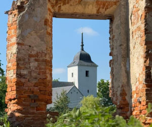 Marmury rąbane na opał i „diabelska” brama. Świętokrzyska ruina, w której bywał papież, odzyska blask