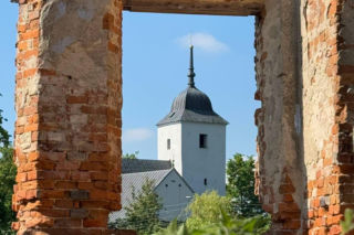 Marmury rąbane na opał i „diabelska” brama. Świętokrzyska ruina, w której bywał papież, odzyska blask