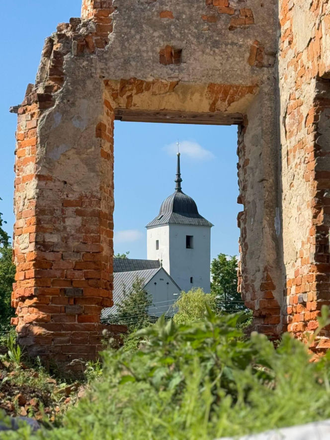 Marmury rąbane na opał i „diabelska” brama. Świętokrzyska ruina, w której bywał papież, odzyska blask
