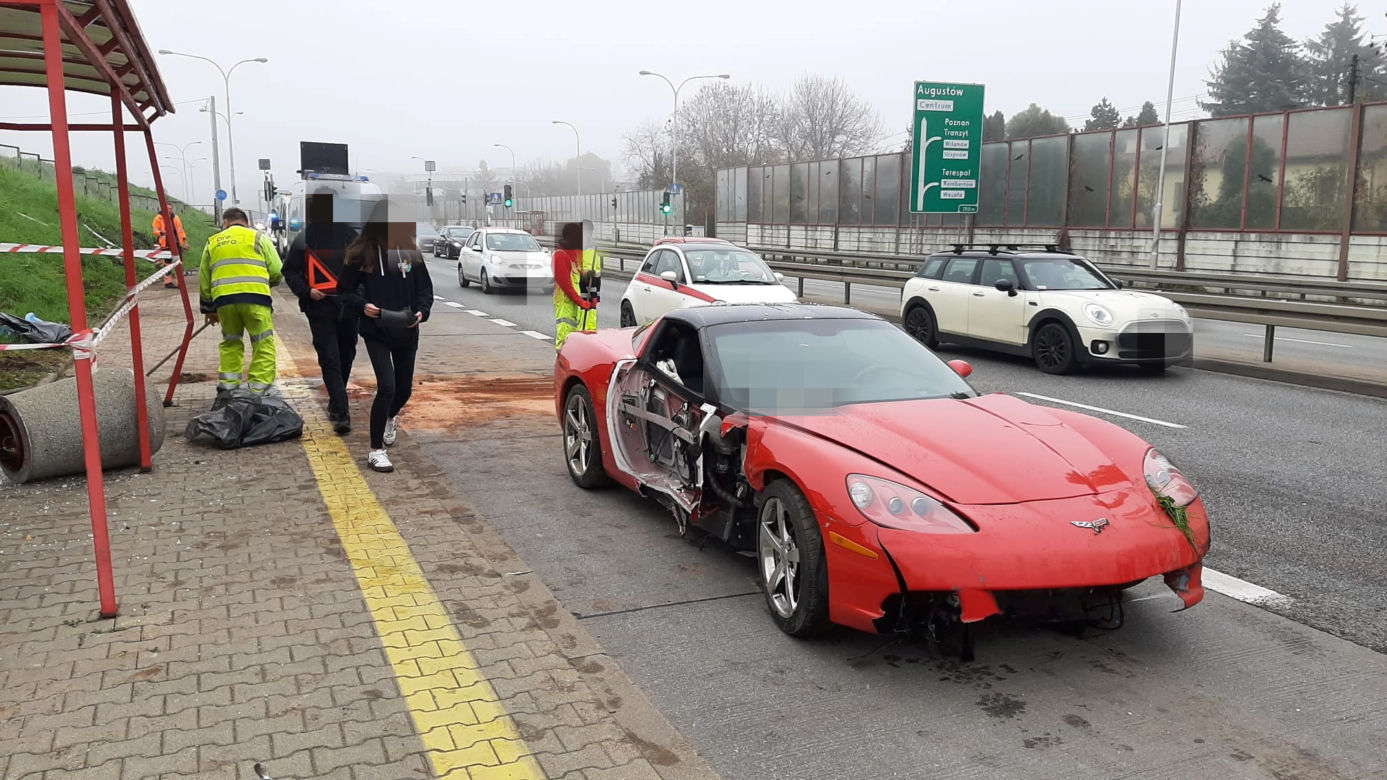 Sportowy chevrolet rąbnął w przystanek autobusowy!