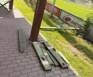 Zdewastowana wiata w Wilkowicach