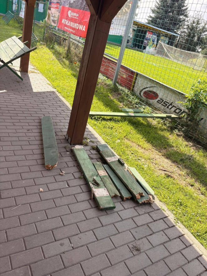 Zdewastowana wiata w Wilkowicach