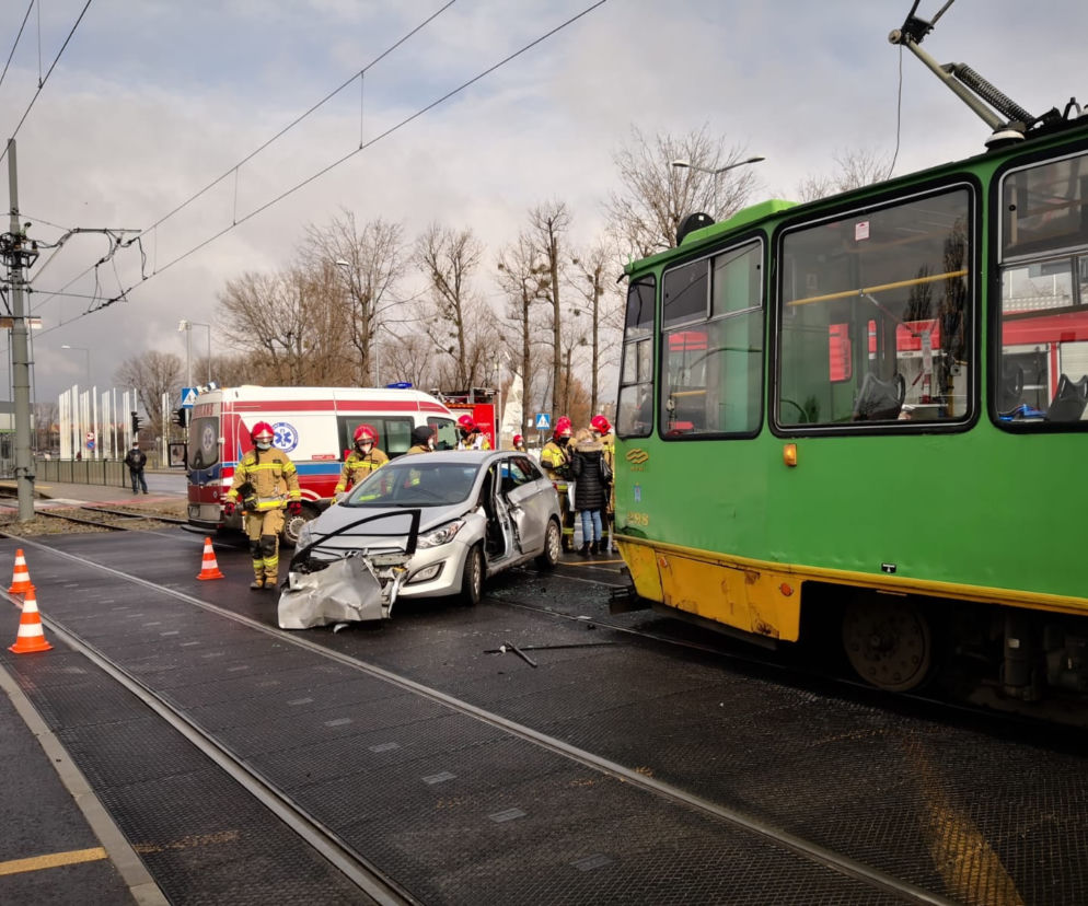 Poznań: Zderzenie tramwaju z samochodem. Kierowca ZAKLESZCZONY w aucie! 