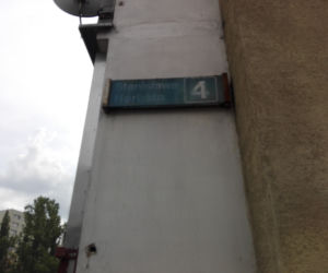 Skoki z okna i morderstwo z siekierą w dłoni... Odwiedzamy upiorny blok na Ursynowie [ZDJĘCIA]