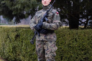 Pierwsza miłość, odcinek 4173: Biały przygotowuje się do świętowania, nieświadomy, że Angelika toczy walkę o życie