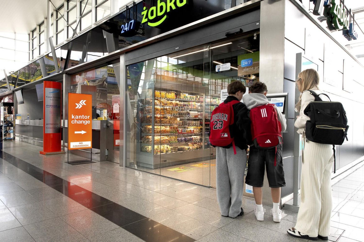 Żabka otwiera sklep na lotnisku. Zakupy zrobisz bez kasjera w kilka chwil
