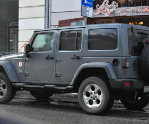 Lara Gessler wozi się w firance