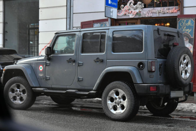 Lara Gessler wozi się w firance