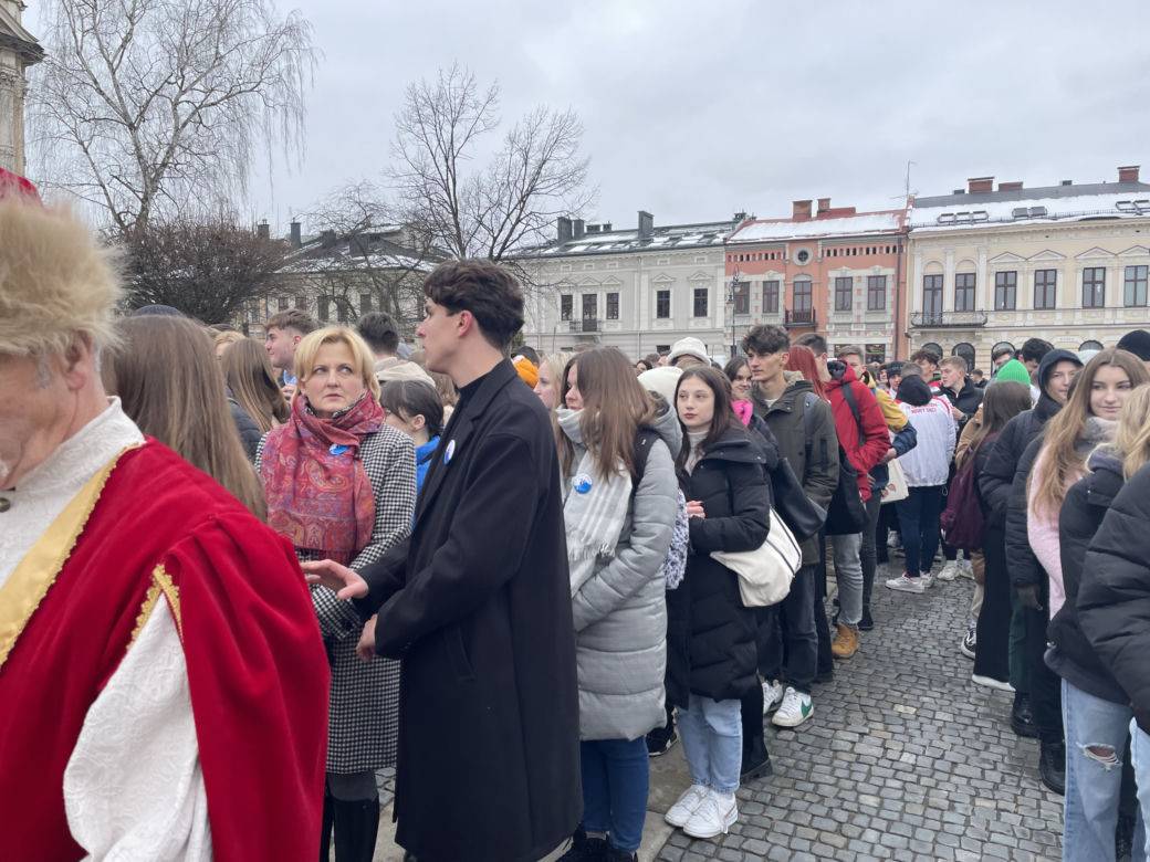 Maturzyści zatańczyli na Rynku poloneza