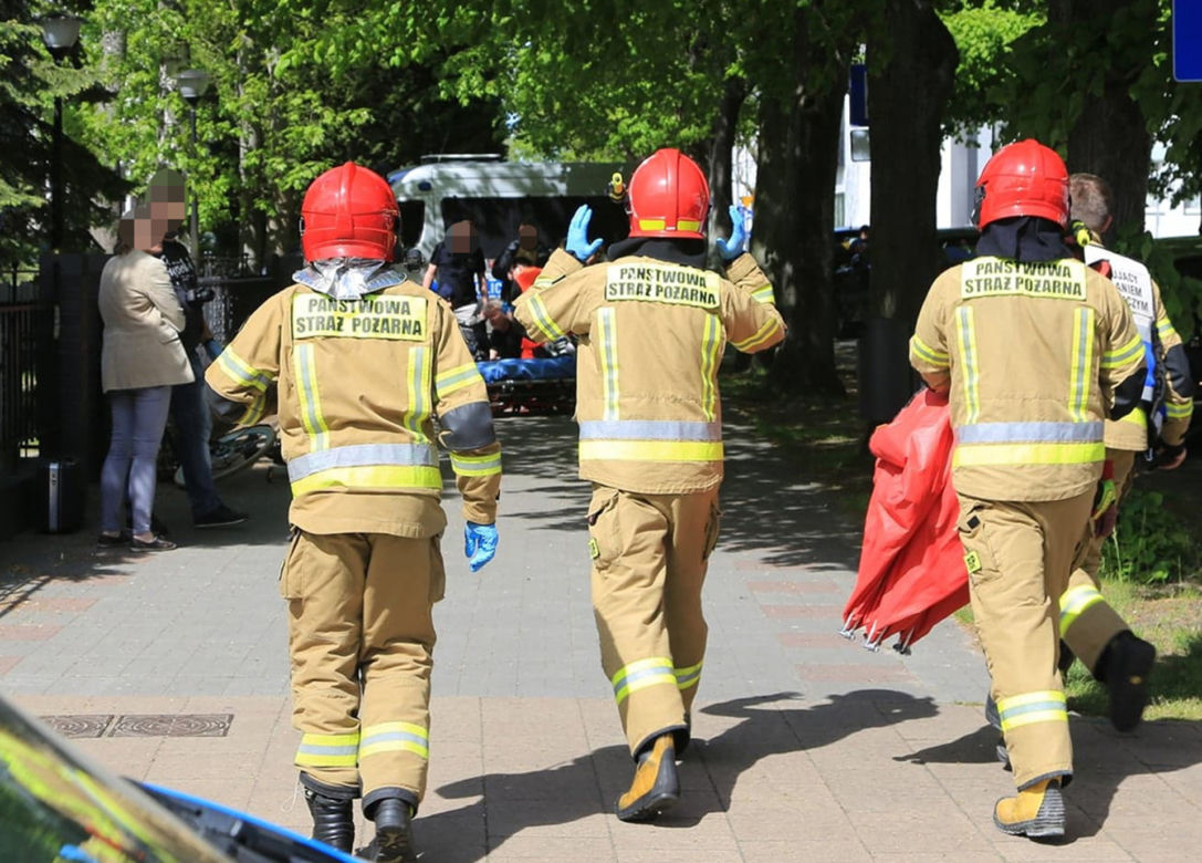 Świnoujście.  Dramat przed prokuraturą. Nie żyje kobieta ugodzona nożem. Napastnik podciął sobie nadgarstki 