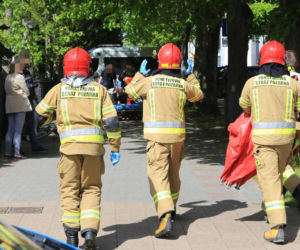 Świnoujście.  Dramat przed prokuraturą. Nie żyje kobieta ugodzona nożem. Napastnik podciął sobie nadgarstki 